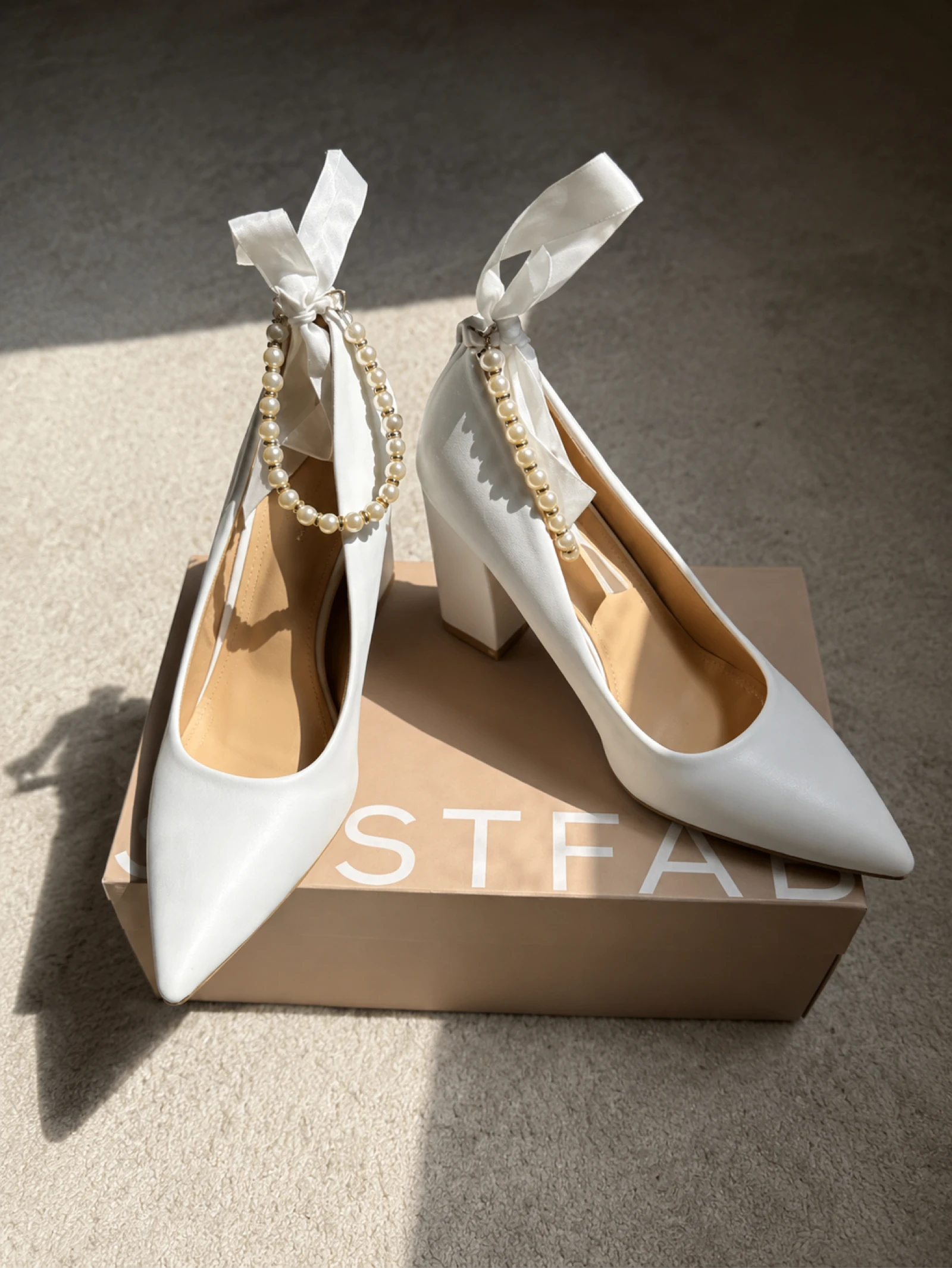 Escarpins blancs à talons avec perles et rubans – T40 – Comme neufs
